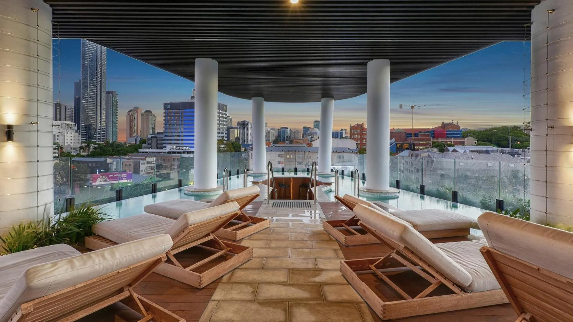 City High-Rise 1-Bed With Pool, Gym And Parking Brisbane 0*,  Australië